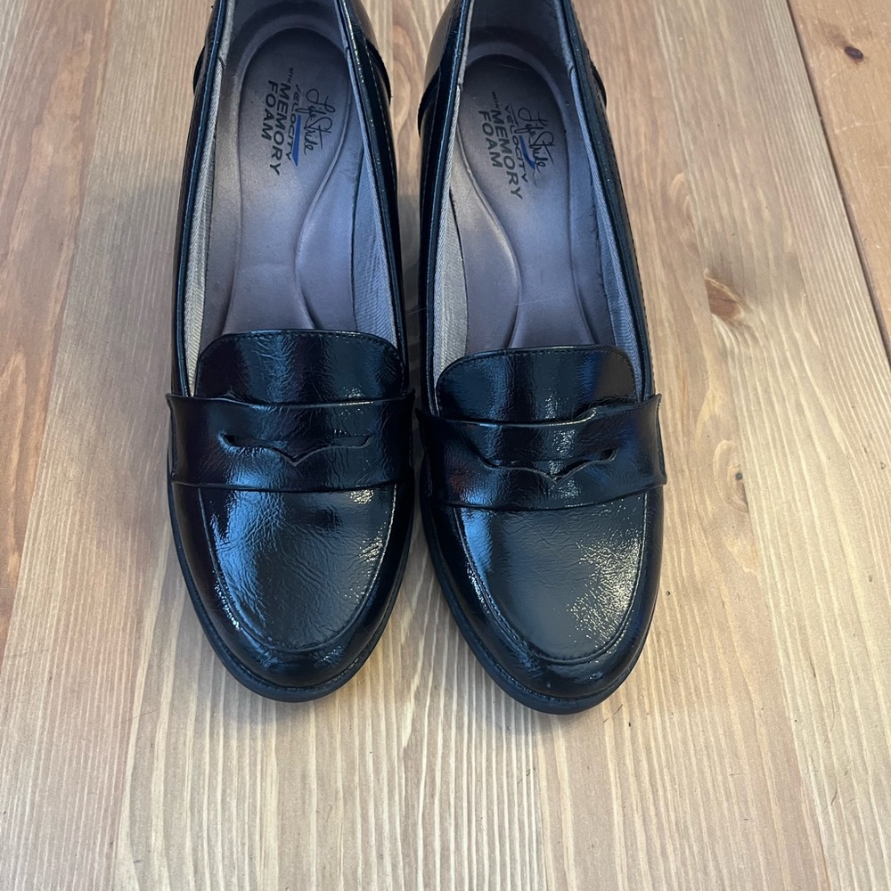 Sleek Black Leather Loafers with Cushioned Insoles